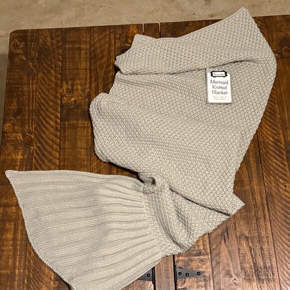 FORMULA MERMAID TAIL KNITTED BLANKET 70inx38in \ GREY \ NEW W\ TAGS - Picture 1 of 4